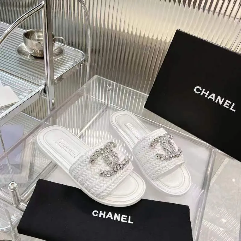 👟👟Ex-factory price 520👟👟 [Ready stock] 𝐂𝐡an𝐞𝐥 23 hot items! bing bing 23 early spring vacation series, the most beautiful rhinestone woven slippers, everyone is crazy to stock up, they are all crazy, it is really long grass, leisurely charm, close your eyes and enter the series!  💭Color: Black/Apricot/White 💭Upper: The upper is made of imported raffia and is fully hand-woven and very comfortable! The hand-made diamond jewelry is sparkling enough 💭Inner pads: imported sheepskin lining and pads 💭Outsole: genuine leather outsole (complex leather outsole with ten grooves and stitching, very particular about material workmanship) 💭Code number: 35-42 (41 and 42 are custom-made and cannot be returned or exchanged)